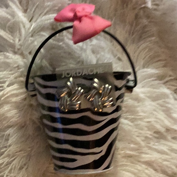 🌻NWT Clip Style Earrings “ Jordache “ Closet Must Have So Fun to Wear 🌻 - Picture 7 of 9